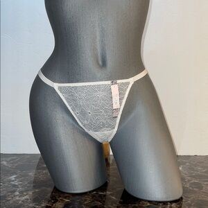 Victoria’s Secret Very Sexy V-string Thong Panty Underwear. Size Medium.NWT